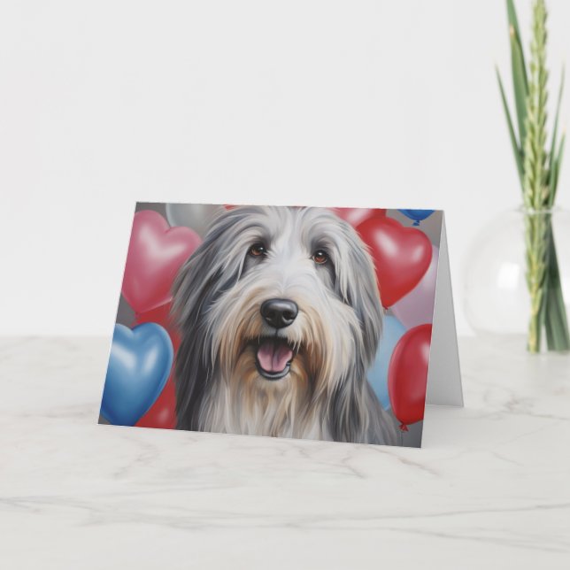 Glücklicher Bearded Collie mit Ballons zum Valenti Karte (Vorderseite)