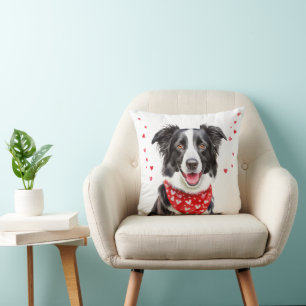 Glücklicher Border Collie mit rotem Herzbandana Kissen