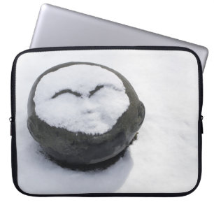Glücklicher Buddha mit Schnee-Gesichtsbehandlung Laptopschutzhülle