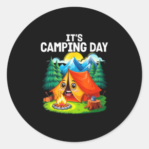 Glücklicher Camping-Tag im Freien Zelt Abenteuer L Runder Aufkleber
