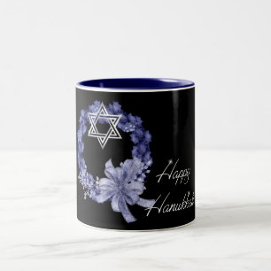 Glücklicher Chanukka blauer Wreath u. Zweifarbige Tasse