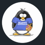 Glücklicher Chanukka-Pinguin Runder Aufkleber<br><div class="desc">Ein festlich Spaß Chanukka-Pinguin gerade während der Ferienzeit. Führen Sie Ihren Feiertagsgeist mit diesem niedlichen jüdischen Penguin vor,  der ein dreidel hält und einen T - Shirt trägt,  der glückliches Chanukka sagt.</div>