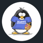 Glücklicher Chanukka-Pinguin Runder Aufkleber<br><div class="desc">Ein festlich Spaß Chanukka-Pinguin gerade während der Ferienzeit. Führen Sie Ihren Feiertagsgeist mit diesem niedlichen jüdischen Penguin vor,  der ein dreidel hält und einen T - Shirt trägt,  der glückliches Chanukka sagt.</div>