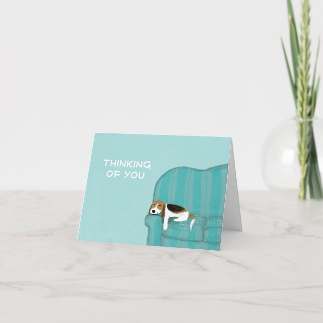 Glücklicher Couch-Hundeniedlicher Beagle, der an Karte (Vorderseite)