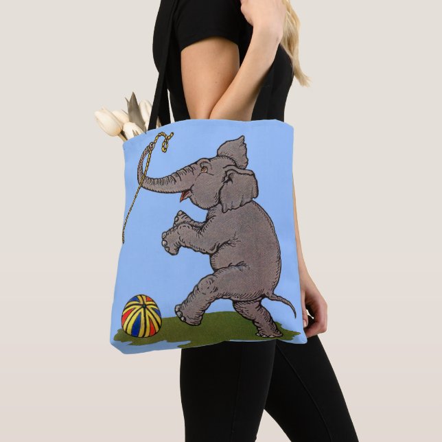 glücklicher Elefant, der mit Seil und Ball spielt (Von Nahem)