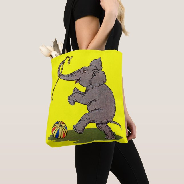 glücklicher Elefant, der mit Seil und Ball spielt (Von Nahem)