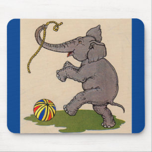 glücklicher Elefant, der mit Seil und Ball spielt Mousepad