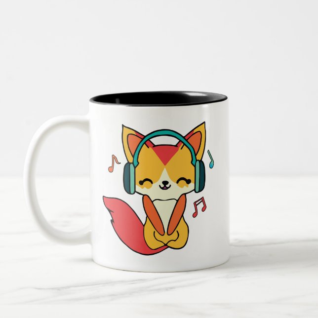 Glücklicher Fuchs mit Kopfhörern, der Musik hört. Zweifarbige Tasse (Links)