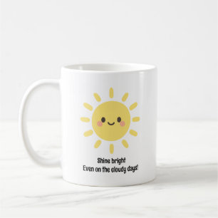 Glücklicher Gelber Sonnenschein mit einem lächelnd Kaffeetasse