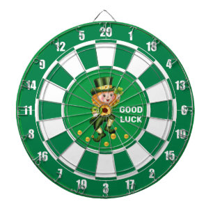 Glücklicher Gnom mit goldenem Konfetti auf Smaragd Dartscheibe