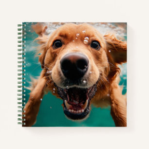 Glücklicher Golden Retriever Schwimmt Unterwasser Notizbuch
