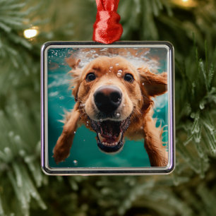 Glücklicher Golden Retriever Schwimmt Unterwasser Ornament Aus Metall
