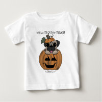 Glücklicher Halloween-Mops in Jack O' Lantern
