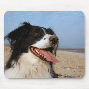 Glücklicher Hund am Strand Mousepad