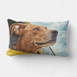 Glücklicher Hund im gelben Auto Kunstprint Lendenkissen
