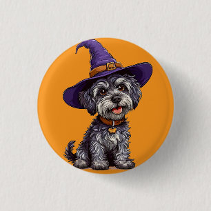Glücklicher Hund mit einem Hexenhut Button