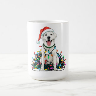 Glücklicher Hund, verheddert in Weihnachtslichter Kaffeetasse