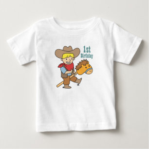 Glücklicher kleiner Cowboy reitet Steckenpferd Baby T-shirt