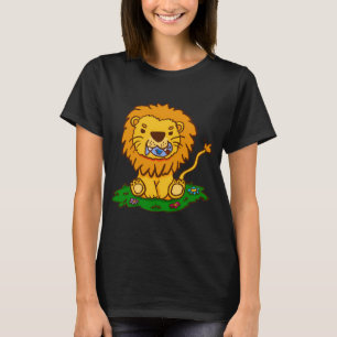 Glücklicher kleiner Löwe hat einen Fisch gefangen T-Shirt