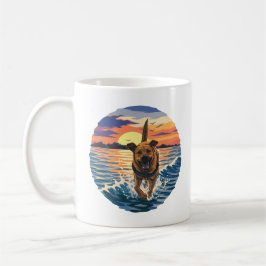 Glücklicher Labrador läuft durch goldenen Sonnenun Kaffeetasse