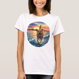 Glücklicher Labrador läuft durch goldenen Sonnenun T-Shirt