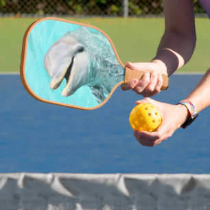 Glücklicher lächelnder Delfin Pickleball Schläger