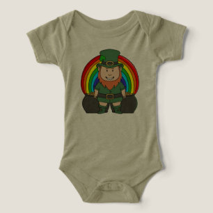 Glücklicher Leprechaun mit Regenbogentopf voll Gol