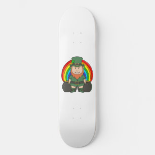 Glücklicher Leprechaun mit Regenbogentopf voll Gol Skateboard