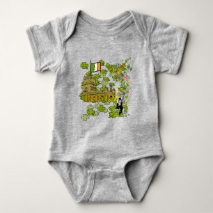 Glücklicher Leprechaun und sein irisches Schloss Baby Strampler
