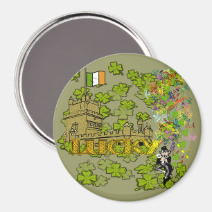 Glücklicher Leprechaun und sein irisches Schloss Magnet