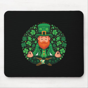 Glücklicher Leprechaun Yoga Meditation Und Entspan Mousepad