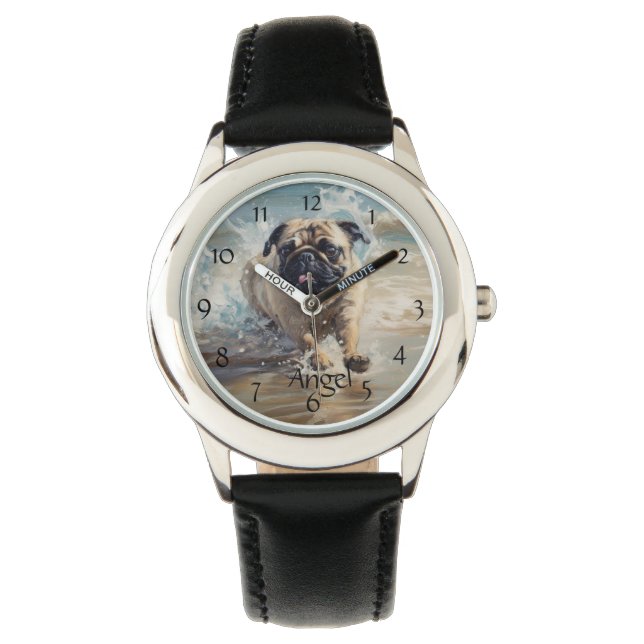 Glücklicher Mops am Strand individuell anpassbar Armbanduhr (Vorderseite)