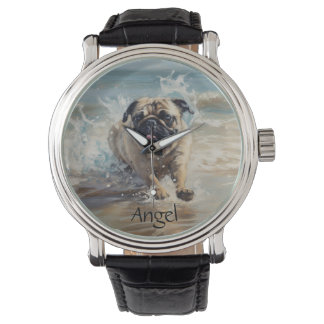 Glücklicher Mops am Strand individuell anpassbar Armbanduhr