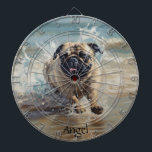 Glücklicher Mops am Strand individuell anpassbar Dartscheibe<br><div class="desc">Fügen Sie Ihrem Spielzimmer eine unterhaltsame Drehung mit diesem Dartboard hinzu, das einen glücklichen Mops bietet, der durch die Ozeanwellen schlängelt. Das lebendige Strandkunstwerk verleiht Ihrem Dekor ein spielerisches und leichtes Ambiente, ideal für Liebhaber von Haustieren und Strandfans. Passen Sie das Dartboard mit Ihrem Namen, einer lustigen Phrase oder einer...</div>