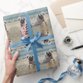 Glücklicher Mops am Strand individuell anpassbar Geschenkpapier