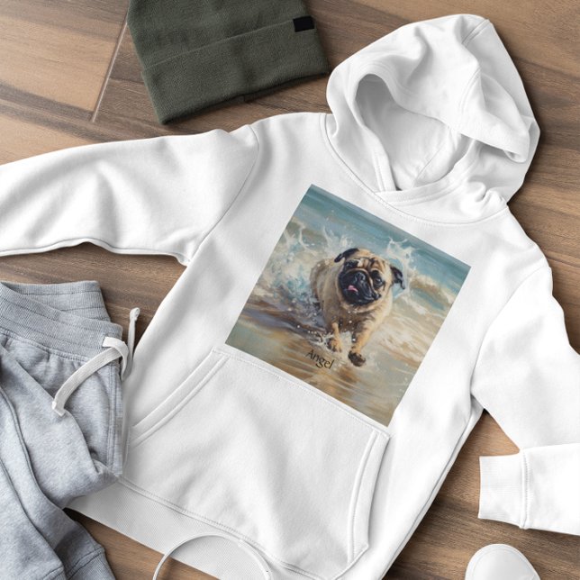 Glücklicher Mops am Strand individuell anpassbar Hoodie (Von Creator hochgeladen)
