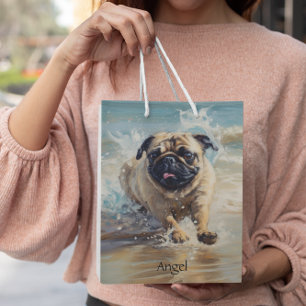 Glücklicher Mops am Strand individuell anpassbar Mittlere Geschenktüte