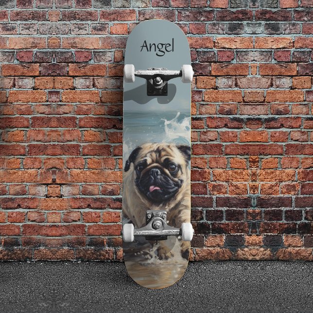 Glücklicher Mops am Strand individuell anpassbar Skateboard (Von Creator hochgeladen)