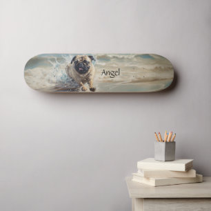Glücklicher Mops am Strand individuell anpassbar Skateboard