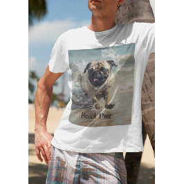 Glücklicher Mops am Strand individuell anpassbar T-Shirt
