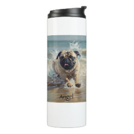 Glücklicher Mops am Strand individuell anpassbar Thermosbecher