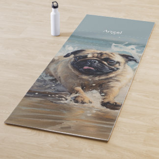 Glücklicher Mops am Strand individuell anpassbar Yogamatte