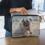 Glücklicher Mops am Strand Laptopschutzhülle<br><div class="desc">Behalt dein Gerät stilvoll geschützt mit diesem dynamischen Laptop-Ärmel mit einem fröhlichen Mops genießen einen sonnigen Tag am Strand. Das spielerische Design zeigt eine sandige Küste und Meereswellen, die mit kräftigen Farben und lustigem Charakter zum Leben erweckt werden. Dieser Sleeve eignet sich ideal für Schüler, Pendler oder alle, die Hunde...</div>