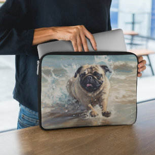 Glücklicher Mops am Strand Laptopschutzhülle