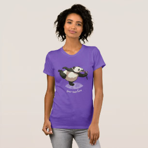 Glücklicher Panda, der Blüten riecht, mit Text T-Shirt