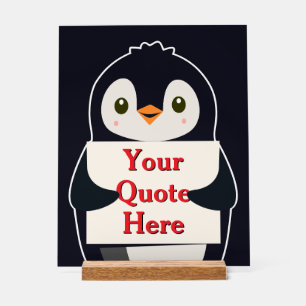 Glücklicher Pinguin, der ein Schild hält, um es zu