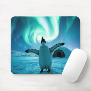 Glücklicher Pinguin tanzt unter dem Nordlicht Mousepad