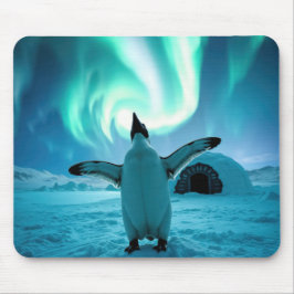 Glücklicher Pinguin tanzt unter dem Nordlicht Mousepad