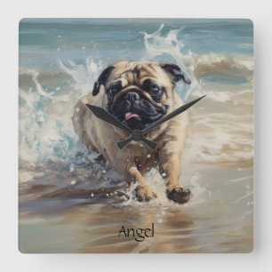 Glücklicher Pug am Strand anpassbar Quadratische Wanduhr