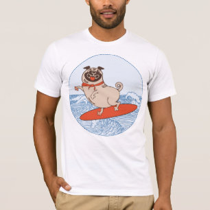 Glücklicher Pug-Hund auf Surfboard  T-Shirt